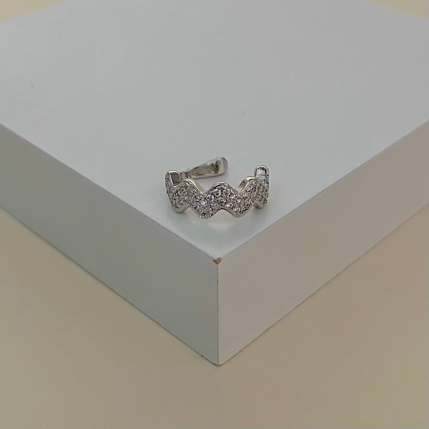 Piercing zig zag duplo cravejado com banho de ródio branco