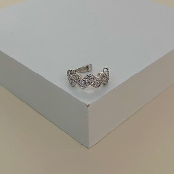 Piercing zig zag duplo cravejado com banho de ródio branco
