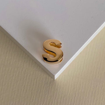 Pingente letra lisa passante com banho de ouro 18k