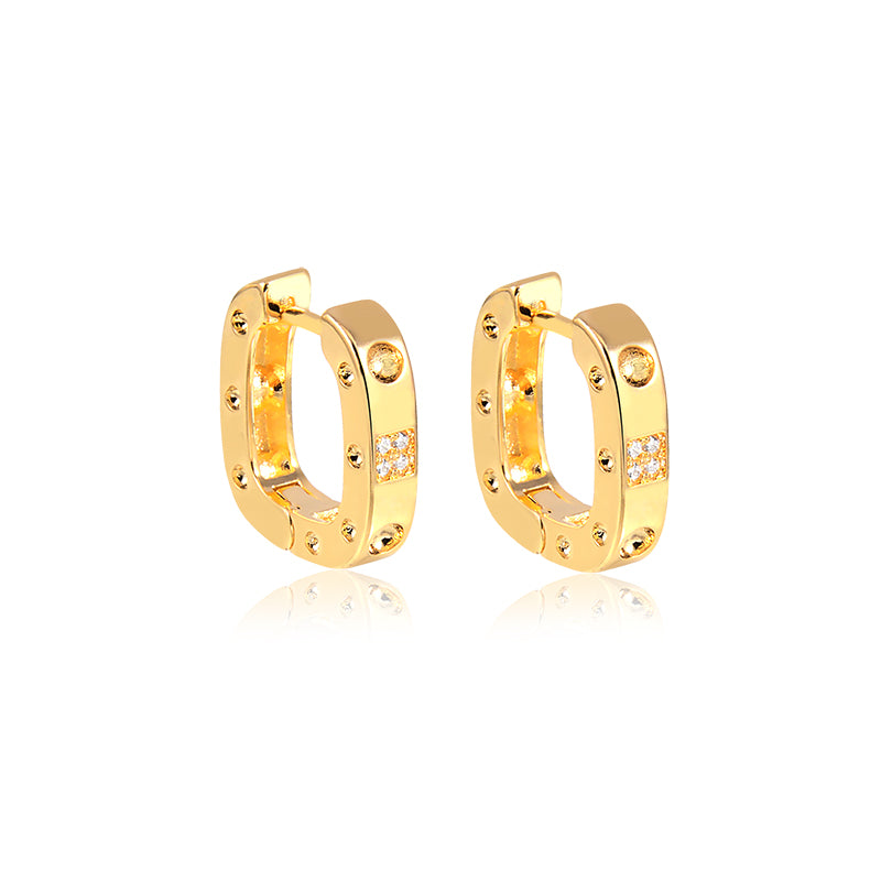 Brinco argola quadrada com detalhes P com banho de ouro 18k
