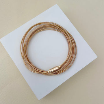 Pulseira ou colar estilo corda de violão com fecho imã com banho de ouro 18k