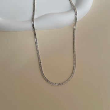Colar laminado trabalhado com banho de ródio branco