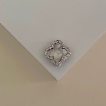 Pingente trevo madrepérola em ródio branco para pulseira esteira