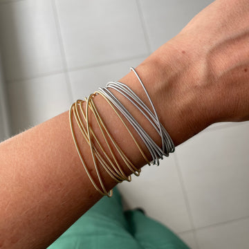 Pulseira ou colar estilo corda de violão com fecho imã com banho de ouro 18k
