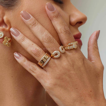 Anel aberto vazado cravejado com banho de ouro 18k