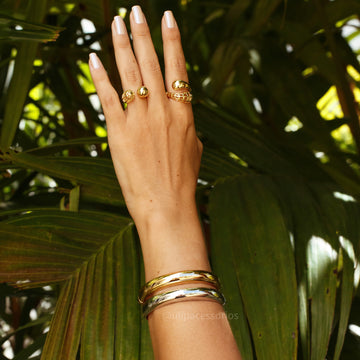 Anel aberto oval liso e vazado com banho de ouro 18k