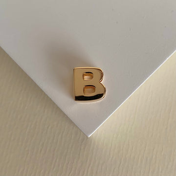 Pingente letra lisa passante com banho de ouro 18k