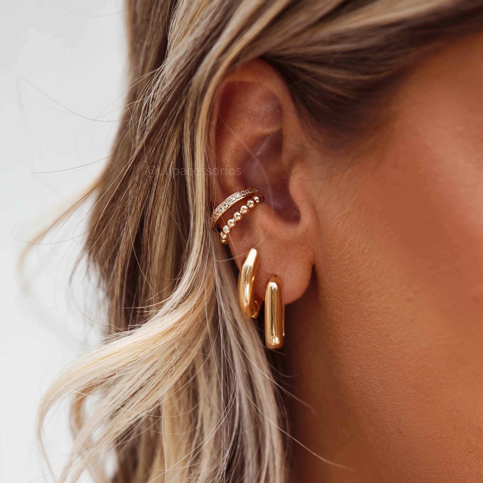 Piercing dourado duplo esferas e linha cravejada