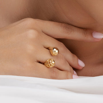 Anel aberto oval liso e vazado com banho de ouro 18k