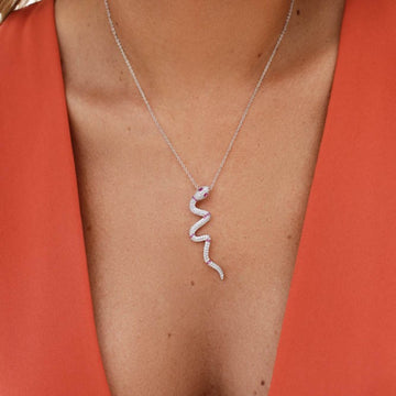 Colar snake cravejado com detalhe pink e banho ródio branco