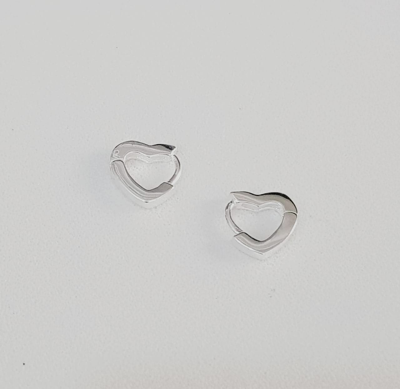 Brinco argolinha coração liso PP prata 925