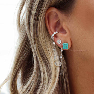 Brinco assimétrico retângulo esmeralda colombiana com riviera e piercing ródio branco