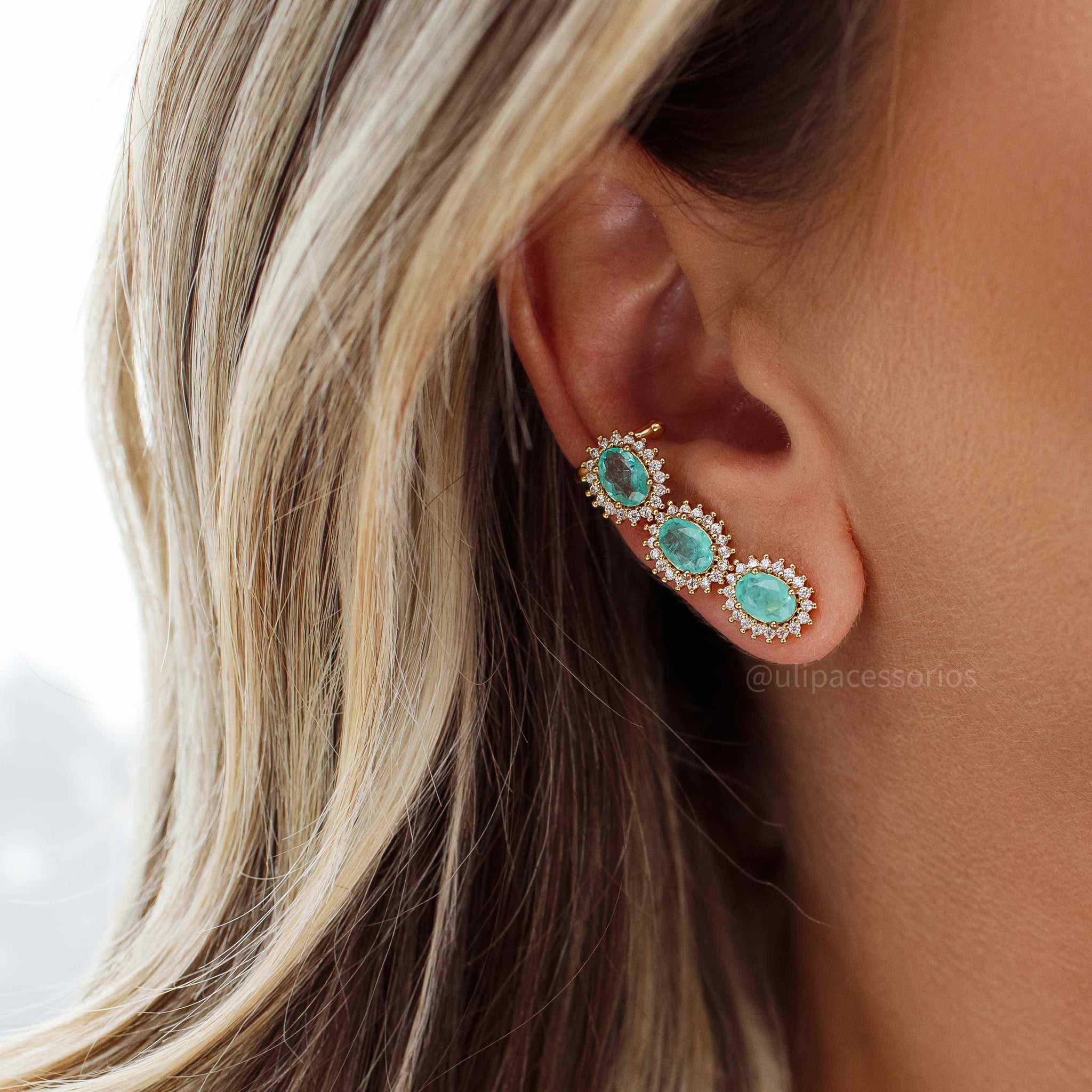 Brinco ear cuff 3 ovais esmeralda colombiana entorno cravejado com banho de ouro 18k