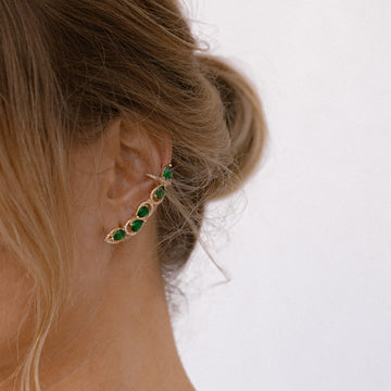 Brinco maxi ear cuff gotinhas esmeralda com entorno cravejado dourado