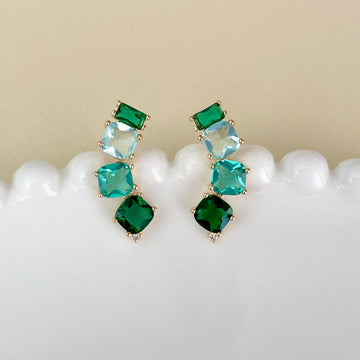 Brinco ear cuff dourado quadrados tons verde e azul