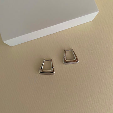 Brinco argola P Silvia triangular lisa com banho de ródio branco