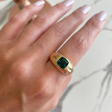 Anel abaloado com quadrado esmeralda dourado