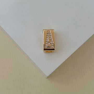 Pingente letra retangular cravejada com banho de ouro 18k