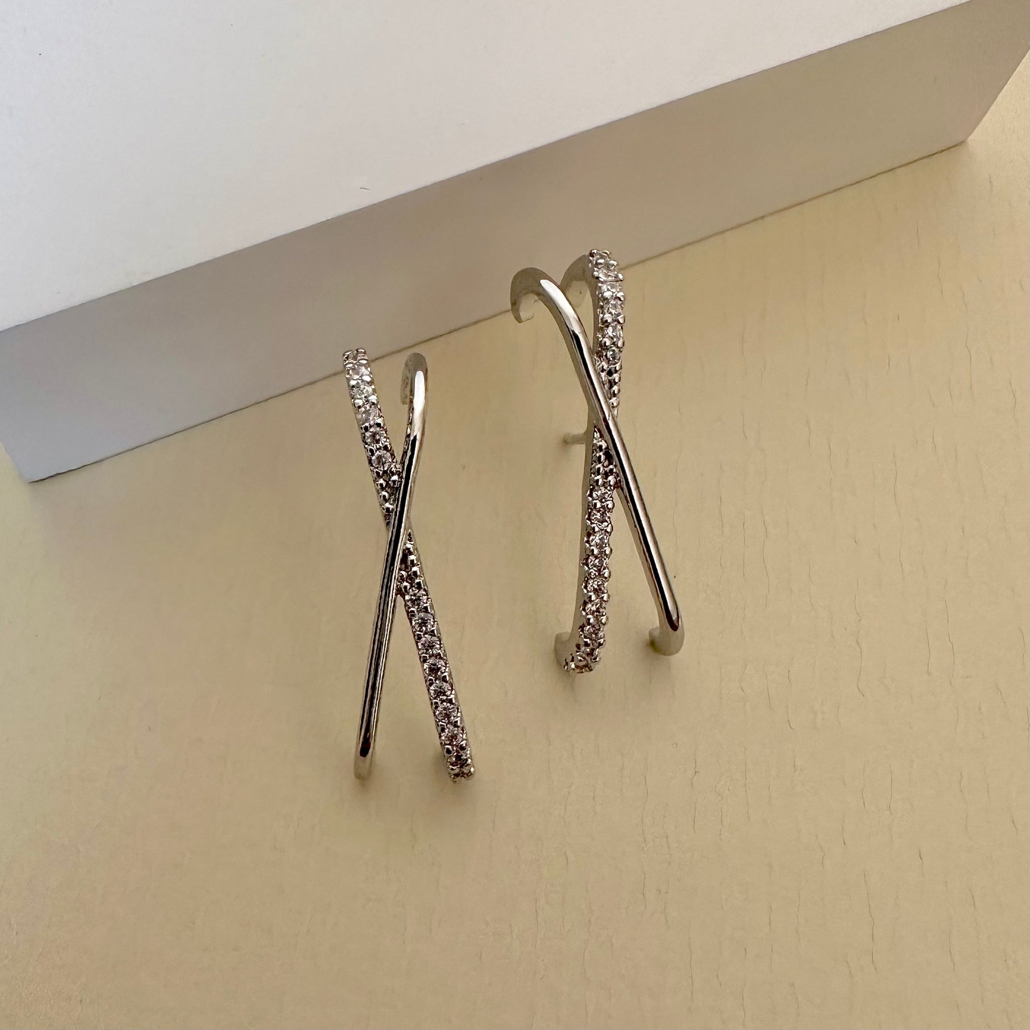 Brinco ear hook X liso e cravejado em ródio branco