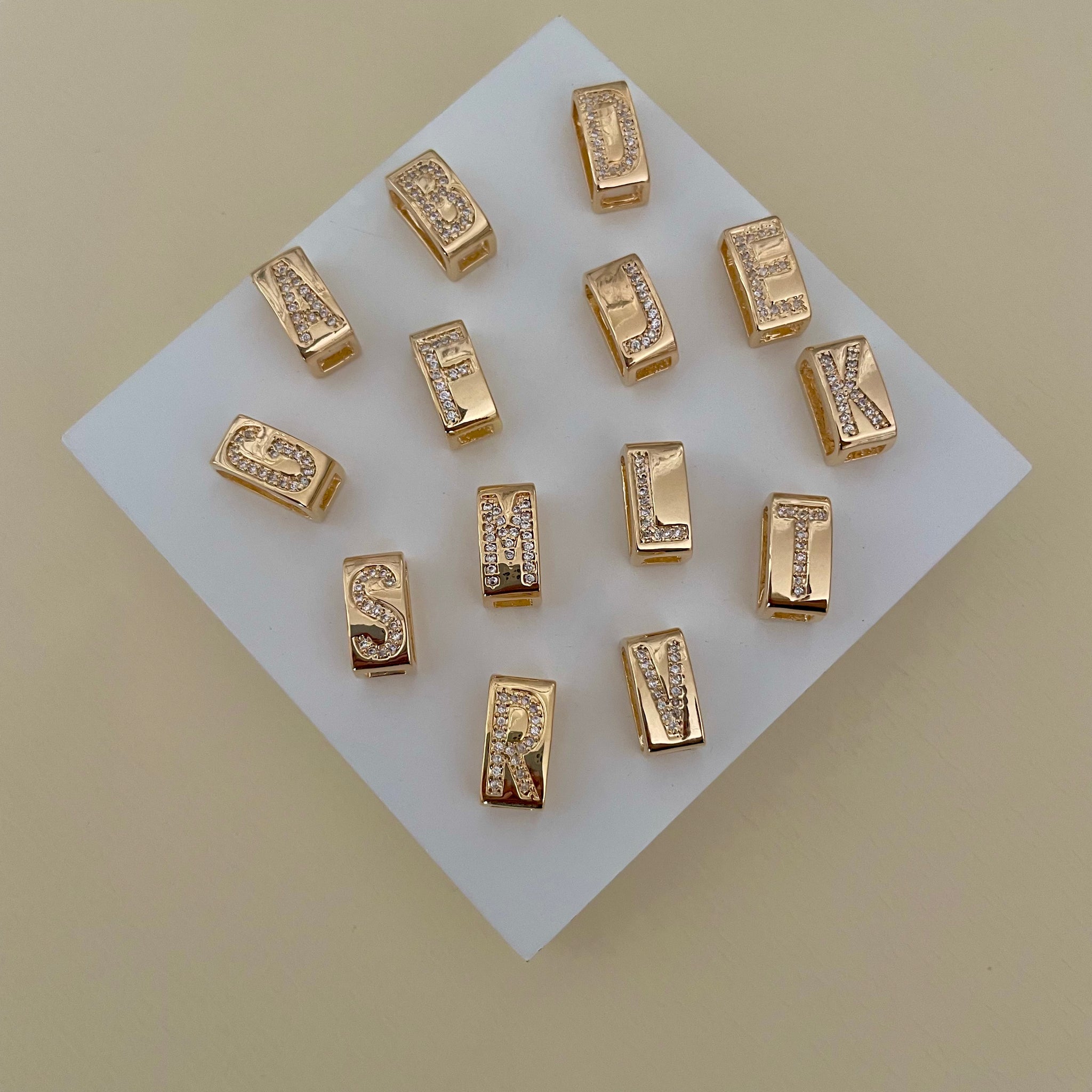 Pingente letra retangular cravejada com banho de ouro 18k