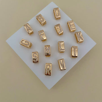 Pingente letra retangular cravejada com banho de ouro 18k