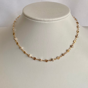 Colar choker medalhas e pérolas dourado