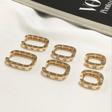 Brinco argola quadrada com detalhes G e banho de ouro 18k
