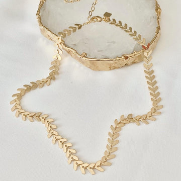 Colar dourado choker seta/folhinhas