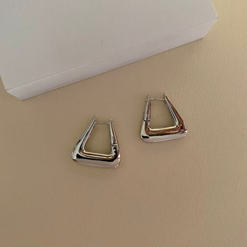 Brinco argola G Silvia triangular lisa com banho de ródio branco
