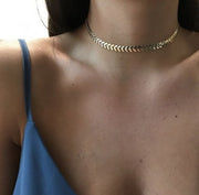 Colar choker seta/folhinhas com banho de ouro 18k